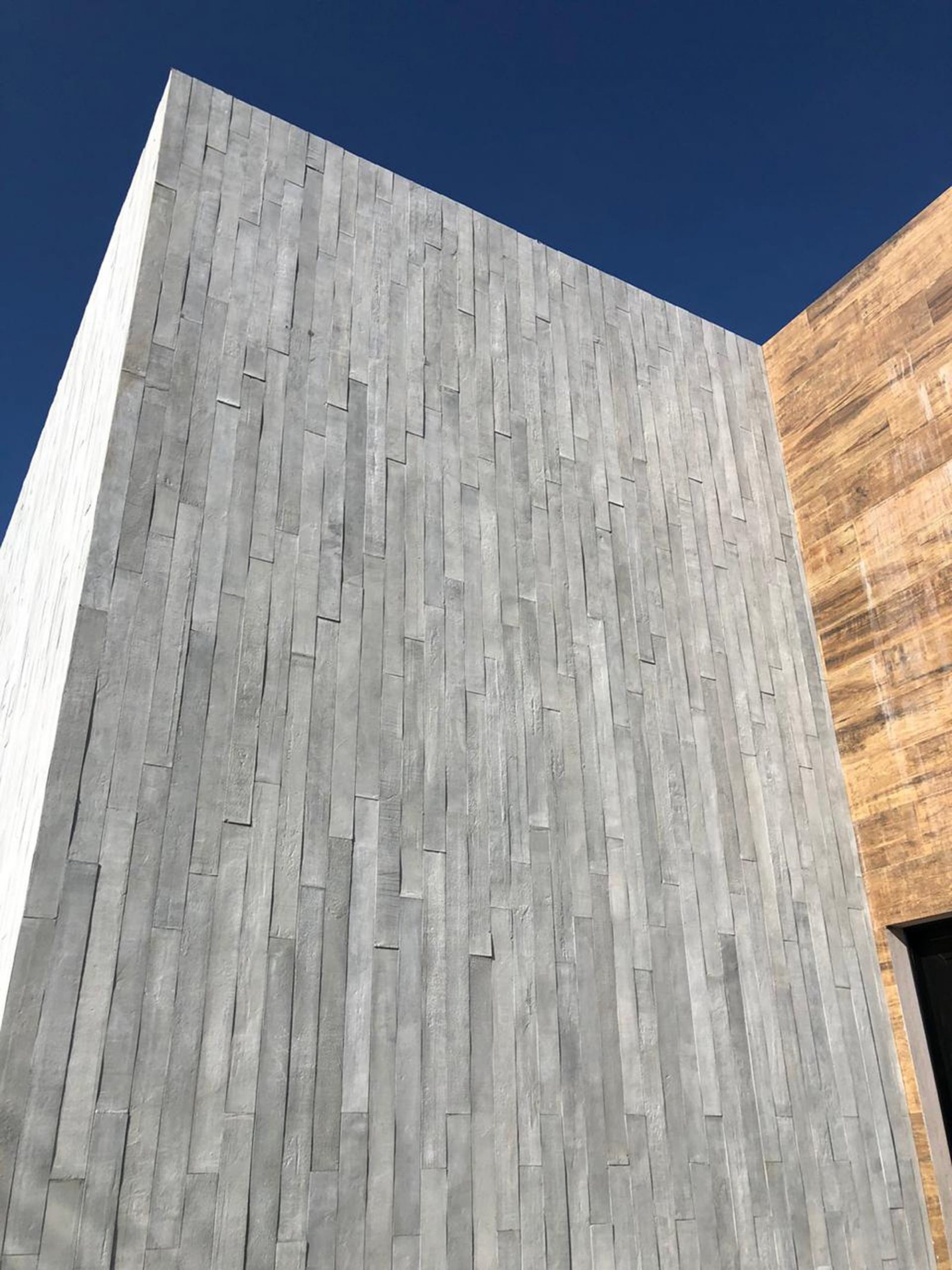 10 Vantagens do Ripado de Concreto Aparente para Fachadas Modernas